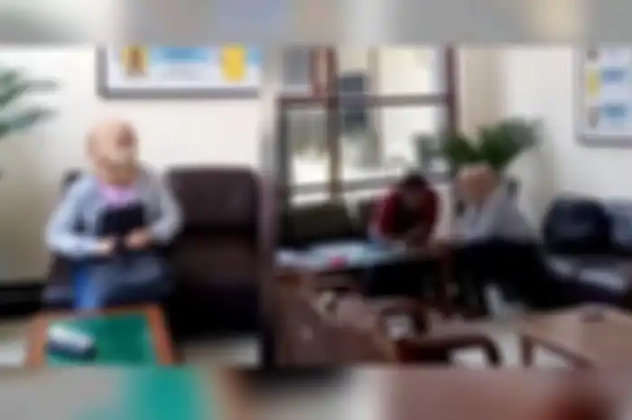 WN saat mendatangi Kantor DPRD Tulungagung untuk melaporkan MB, Selasa (5/9/2023)
