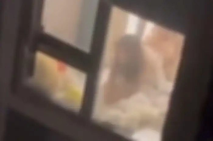 Pasangan lupa tutup gorden saat bercinta.