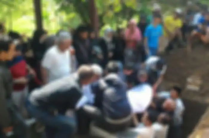 Prosesi pemakaman Rachmad Hidayat