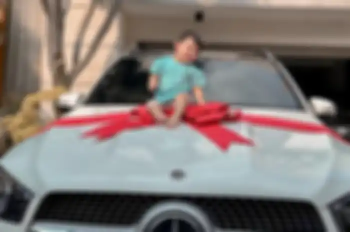Anak Ria Ricis, Moana, naik mobil Mercedez Benz hadiah ulang tahun pertamanya.
