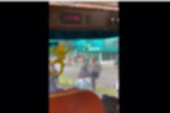 video 2 pria disabilitas saling berbagi rezeki di pinggir jalan viral di TikTok