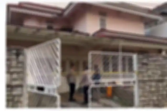 Emak-emak komplek Bukit Cinere Indah, Depok, Jawa Barat buka suara soal sikap ibu dan anak yang ditemukan tinggal tulang di rumahnya, Kamis (7/9/2023). 