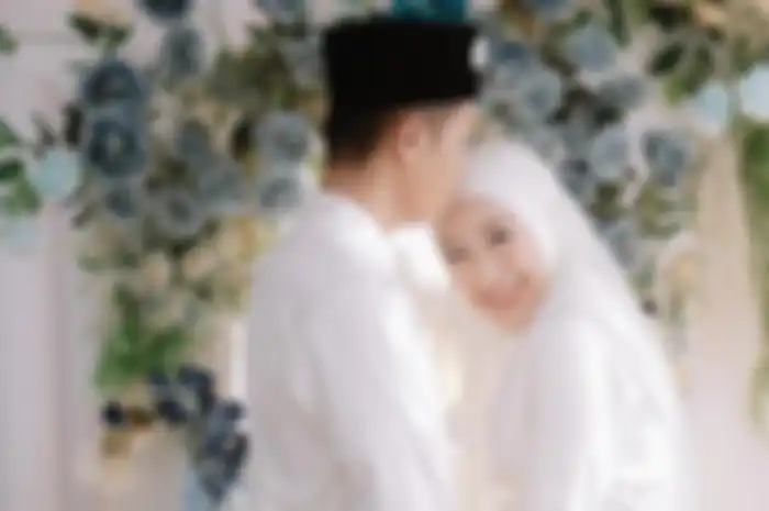 Tak panjang lebar, Ikram Rosadi menuliskan pesan singkat romantis untuk Larissa Chou