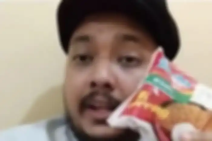 Pria ini temukan tulisan aneh di kemasan Indomie.