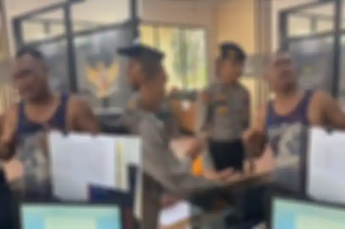 Seorang pria bertubuh kekar menangis di Polres Tebo melaporkan ayam peliharaannya yang hilang