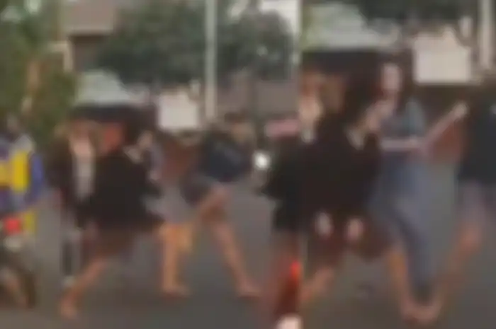Dua pria bernama Agus adu jotos demi memperebutkan seorang wanita.