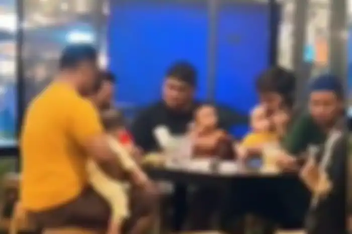 Viral Geng Papa Muda Nongkrong Sambil Momong Anak 