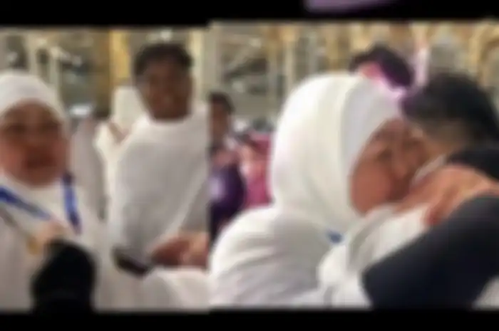 Pecah tangis seorang ibu yang kembali bertemu dengan anaknya setelah berpisah lama, terlebih keduanya bertemu di depan Kabah 