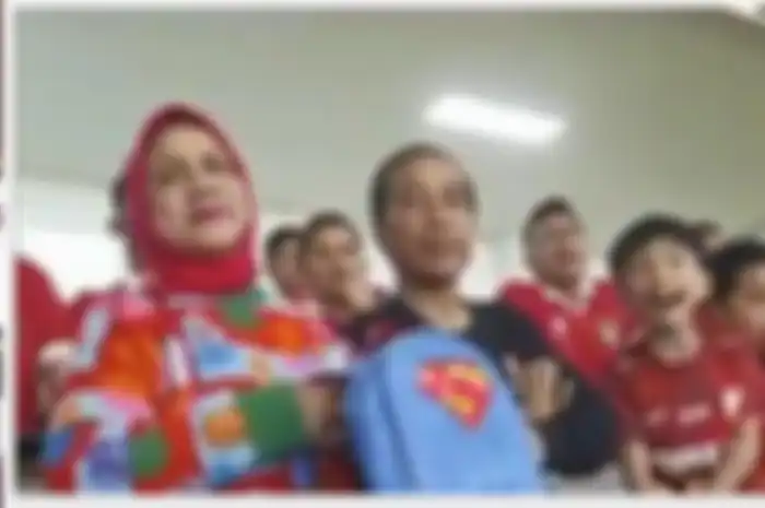 Terkuak tingkah lucu cucu Presiden RI Jokowi, Jan Ethes saat menonton Kualifikasi Piala Asia U-23 antara Indonesia vs Turkmenistan di Stadion Manahan, Kota Solo, Jawa Tengah, Selasa (12/9/2023) malam.