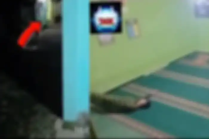 Viral CCTV rekam pria diduga dipindah makhluk tak kasat mata saat tidur di mushola.