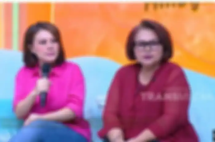 Febby Carol (kiri) dan Eva Manurung (kanan) beri pesan kepada Inara Rusli. 