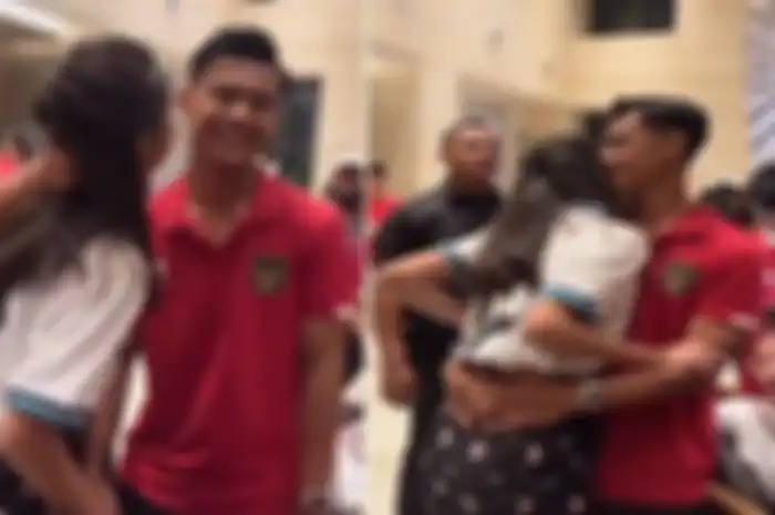 Azizah Salsha malu-malu mencium sang suami, Pratama Arhan.