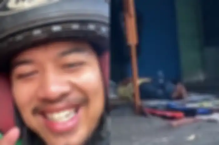 Driver Ojol nangis lihat pedagang raket tertidur karena jualannya tak laku