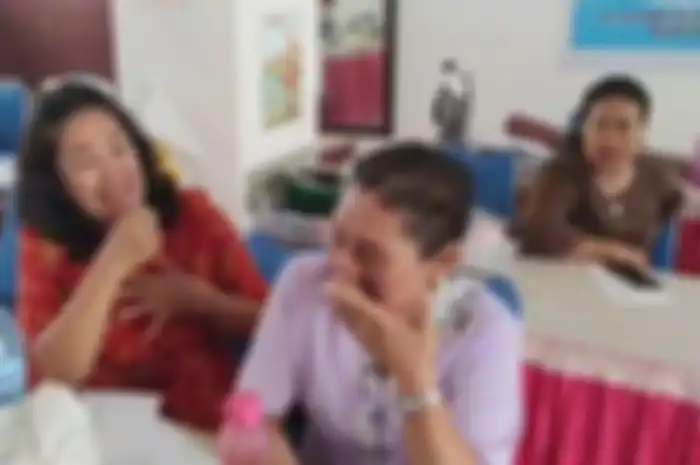 Guru SMP viral menangis masal mengaku diintimidasi dan gaji ditahan Kepala Sekolah. 
