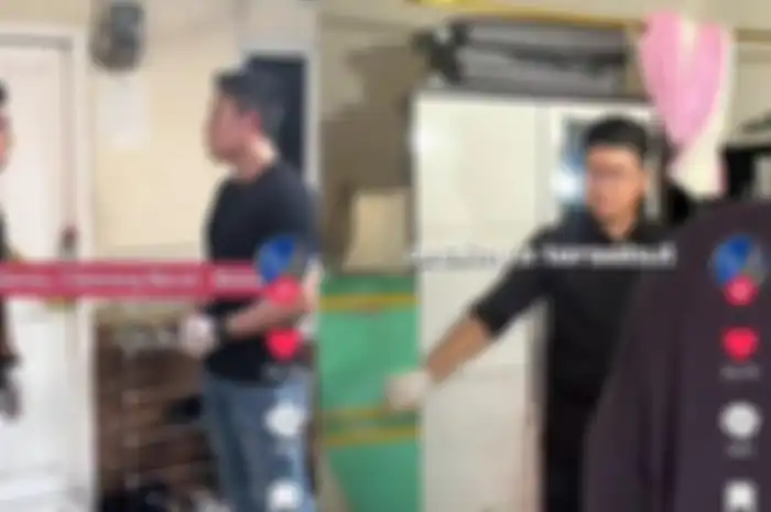 Tahan tangis, presenter lihat bercak darah bentuk tapak tangan anak di TKP Mega dibunuh, jadi saksi bisu kekejaman Nando. 