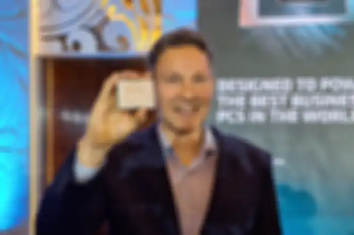 Director of Commercial Sales, AMD, Asia Pacific Region Alexey Navolokin bersama dengan AMD Epyc Generasi ke-4