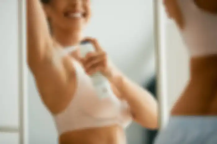 Ilustrasi memakai deodoran spray yang benar