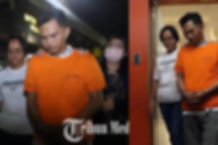 ZZ digiring oleh personel Unit Pelayanan Perempuan dan Anak (PPA) Satreskrim Polrestabes Medan, Rabu (20/9/2023).