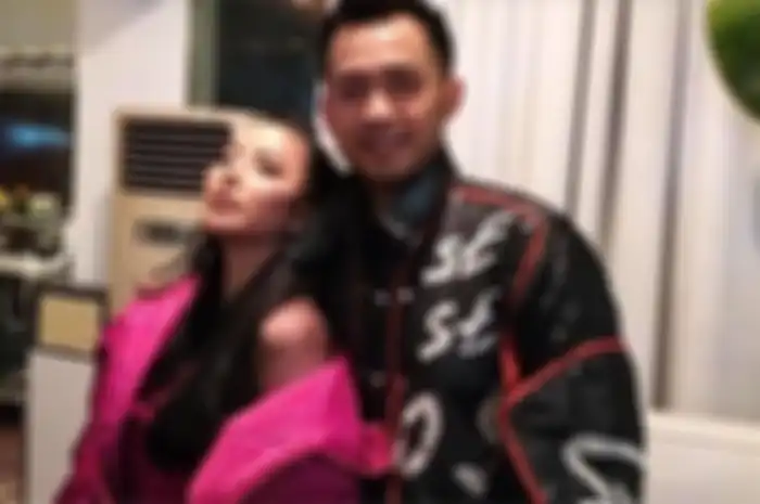 Ayu Aulia dan tunangannya, Abhinaya Rakan Adira ditemui di kawasan Kemang, Jakarta Selatan
