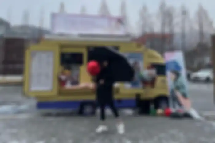 Suzy saat menerima kiriman food truck dari penggemarnya