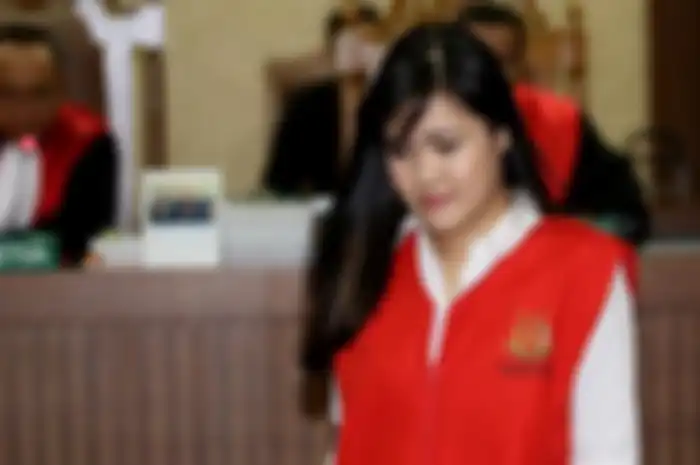 Terdakwa Jessica Kumala Wongso memasuki ruang sidang sebelum menjalani sidang saksi kasus pembunuhan Wayan Mirna Salihin di Pengadilan Negeri Jakarta Pusat, Selasa (12/7/2016). Jessica diduga menaruh zat sianida ke dalam kopi yang diminum Mirna di Cafe Olivier, Grand Indonesia, Januari 2016 lalu. 