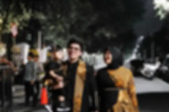 Ameena bersama kedua orang tuanya hadir di parade Istana Berbatik