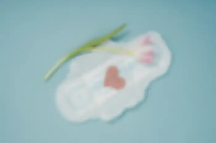 Untuk itu sebelum terlambat, kenali risiko bahaya melakukan hubungan intim ketika menstruasi atau haid.