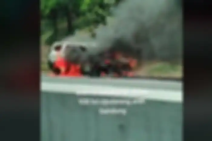 Sebuah mobil avanza putih terbakar di tol, videonya viral di media sosial