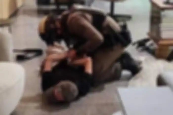 Pelaku penembakan di Siam Paragon Mall, Bangkok, Thailand ditangkap polisi setelah menyerah, Selasa (3/10/2023).