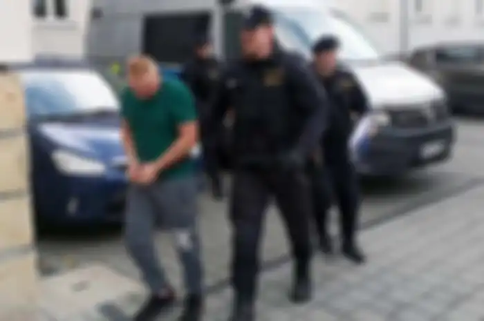 Polisi di Pilsen, Republik Ceko, menggelandang pria pegungsi Ukraina bernama Aleksandr (36) yang memasukkan petasan ke dalam vagina istrinya. Dia terancam hukuman 10 tahun atas ulahnya itu. 