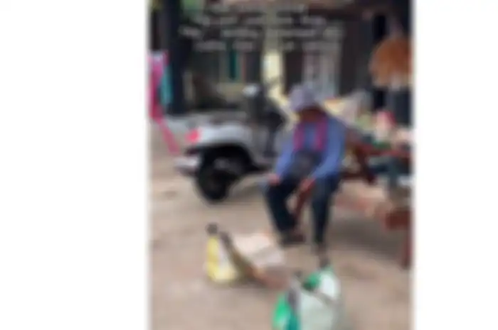 Pria lansia bernama Kakek Komar menjadi sorotan para warganet karena kisahnya yang viral di media sosial.
