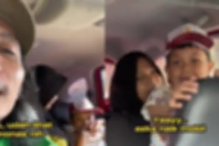 Sopir taksi online membuat ibu dan anak bahagia menjadi viral di medsos. Ia menggratiskan jasanya saat membawa mereka keliling Jakarta