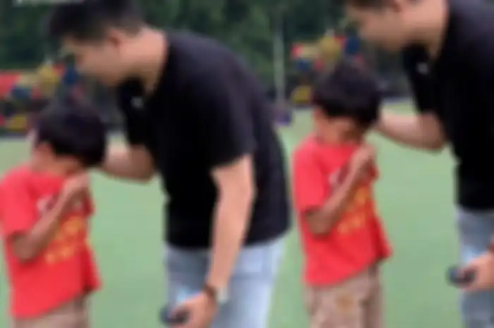 Seorang bocah bernama El menangis ketika menceritakan nasihat ibunya.