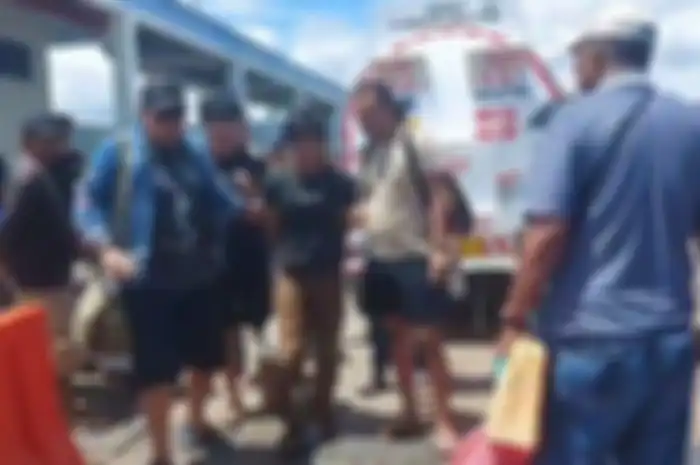 AS (35), tersangka kasus poliandri berujung maut dievakuasi oleh tim Resmob Polres Bone, Sulawesi Selatan dievakuasi melalui jalur laut. Jumat, (25/8/2023). 