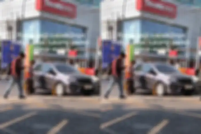 Viral di TikTok seorang tukang parkir kerja bawa mobil.