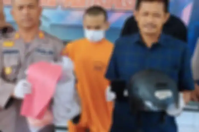 Kapolsek Girimulyo, AKP Suparna menunjukkan barang bukti kasus melarikan anak perempuan di bawah umur, Minggu (08/10/2023). Tampak pelakunya, TBS, di belakang (pakaian oranye). 
