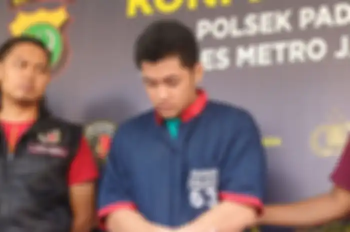 Pelaku penyekapan dan pemerkosaan bernama Fajar Eka Putra Wijaya alias Deni Setiawan (26) saat dihadirkan dalam jumpa pers di Polsek Pademangan, Jakarta Utara pada Jumat (13/10/2023).