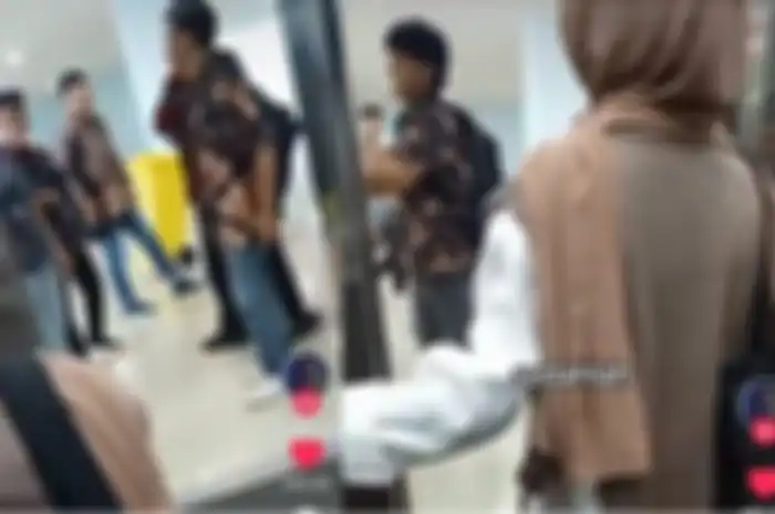 Mahasiswi jadi korban bullying sejumlah mahasiswa di kampus.