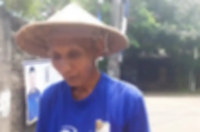 Pak Sarono, tunanetra yang bekerja sebagai pemecah batu untuk biayai 75 anak yatim, Cipinang Besar Selatan, Jakarta Timur. 