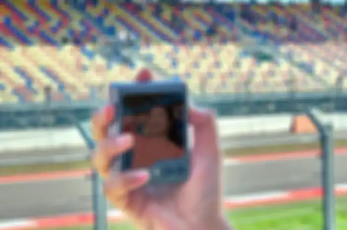 Samsung Galaxy Z Flip5 dijajal dalam ajang balapan motor internasional