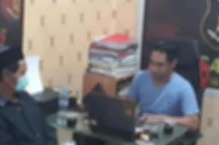 M, pelaku pembacokan S, yang merupakan selingkuhan menantunya, saat diperiksa penyidik Satreskrim Polres Pamekasan, Madura, Kamis (19/10/2023) malam.