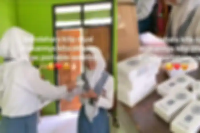 Viral bendahara kelas SMA di Ngawi bagi-bagi kipas angin portable.