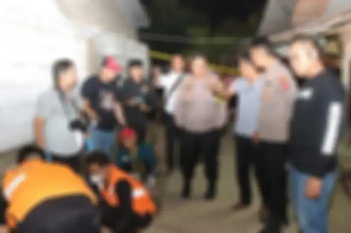 Polisi saat melakukan olah tempat kejadian perkara kasus adik kandung bacok kakak perempuan hingga tewas di Jalan Gang Desa Kerticala, Kecamatan Tukdana, Kabupaten Indramayu, Senin (23/10/2023).