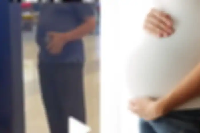 Seorang kakek hobi rekam dan foto ibu hamil yang dijumpainya.