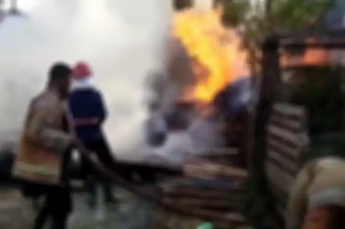 Tangkap layar video - Kebakaran melanda tumpukan kayu palet di Leran, Manyar, Selasa (24/10/2023) 