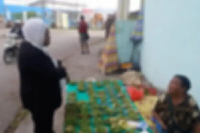 ama Salma Rumasukun (56) saat berjualan pinang di lampu merah Kawasan Pertokoan Jalan Izak Telussa, Kabupaten Fakfak Papua Barat, Senin (23/10/2023).