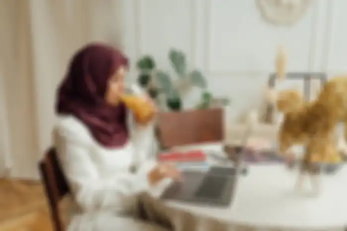 Wanita arab sedang mencari kata-kata mutiara di internet
