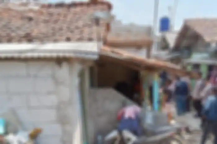 Dewi (25), meregang nyawa dengan luka tusuk di sekujur tubuhnya akibat ditikam denga pisau bertubi-tubi oleh Firman (36), kakak kandungnya sendiri di rumah mereka