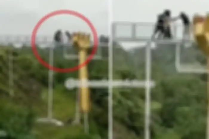 Kolase: Video viral jembatan kaca Banyumas pecah.