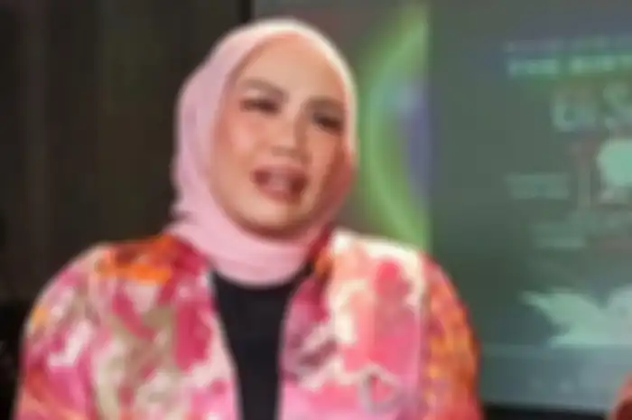 Elly Sugigi saat rayakan ulang tahunnya.